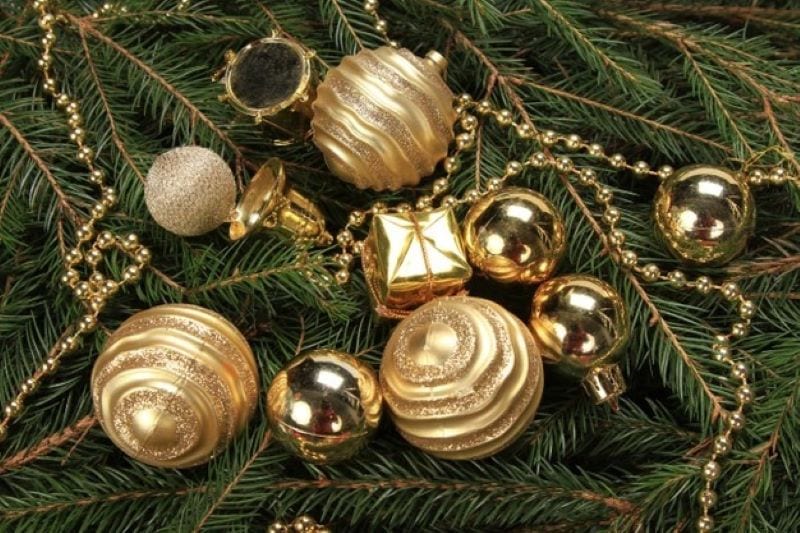 No Needles, No Mess: Why Artificial Christmas Wreaths and Garlands are the Ideal Choice for Homeowners